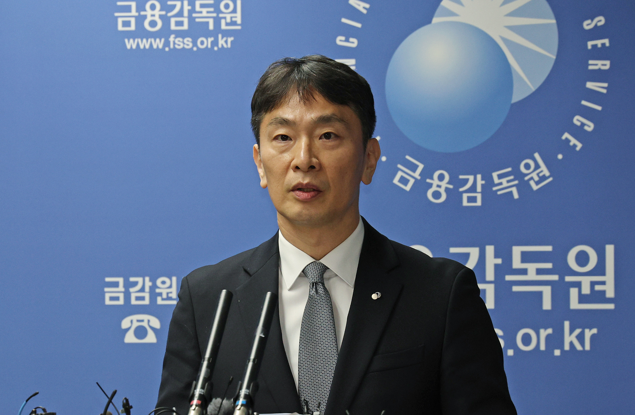 Lee Bok-hyun, chief of the Financial Supervisory Service, speaks at a press briefing on Feb. 4. [NEWS1] 