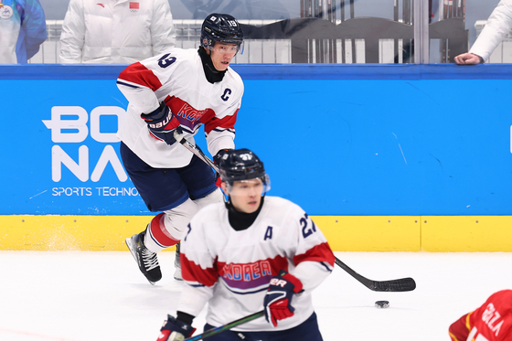 Korean players in action during a men's ice hockey Group A match at the Asian Winter Games in Harbin, China on Feb. 4.  [YONHAP]