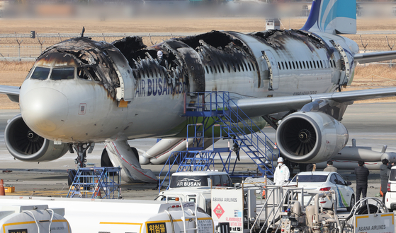 Officials from the Ministry of Land, Infrastructure and Transport conduct an on-site inspection on Jan. 30 before a joint investigation to determine the cause of the fire at Gimhae International Airport in Busan. [SONG BONG-GEUN]