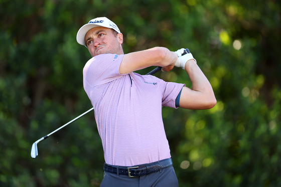 Justin Thomas plays his shot from the third tee during the first round of The American Express 2025 at La Quinta Country Club on Jan. 16 in La Quinta, California. [AFP/YONHAP]
