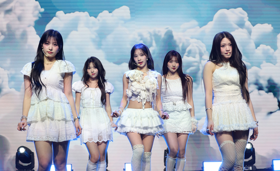 Girl group Rescene performs its new track ″Glow Up″ during a showcase held on Feb. 5 at the Ilchi Art Hall in southern Seoul for the release of its second EP ″Glow Up.″ [NEWS1]