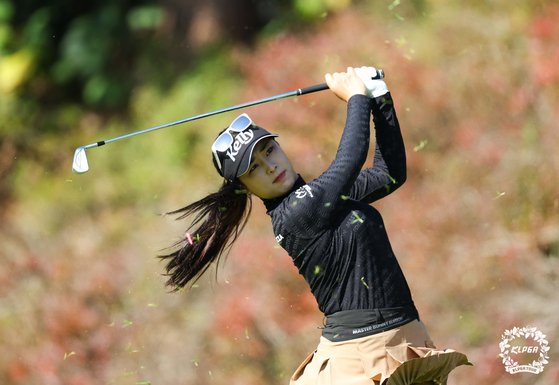 Yoon Ina hits a shot during the Dukshin EPC-Seoul Economics Ladies Classic in Yongin, Gyeonggi on Oct. 26, 2024. [NEWS1] 