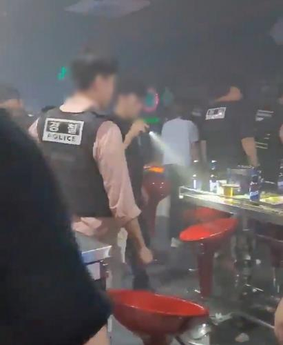 Police officers raid a Vietnamese-run bar as part of their drug crackdown in a photo provided by the Busan Metropolitan Police Agency on Feb. 5. [YONHAP]