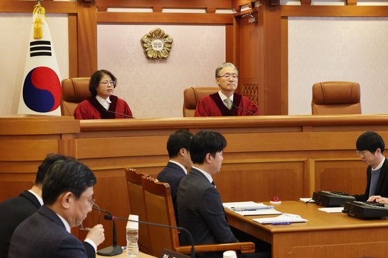 Constitutional Court Justices Kim Bok-hyeong, left, and Kim Hyung-du preside over a preparatory hearing at a courtroom in central Seoul on Feb. 5. [NEWS1]