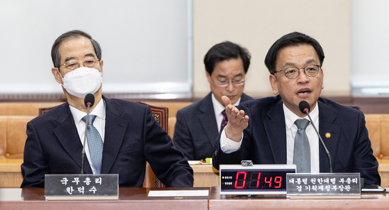 Acting President Choi Sang-mok, right, speaks while sitting next to impeached Prime Minister Han Duck-soo at the National Assembly in Yeouido, western Seoul, on Feb. 6. [NEWS1]
