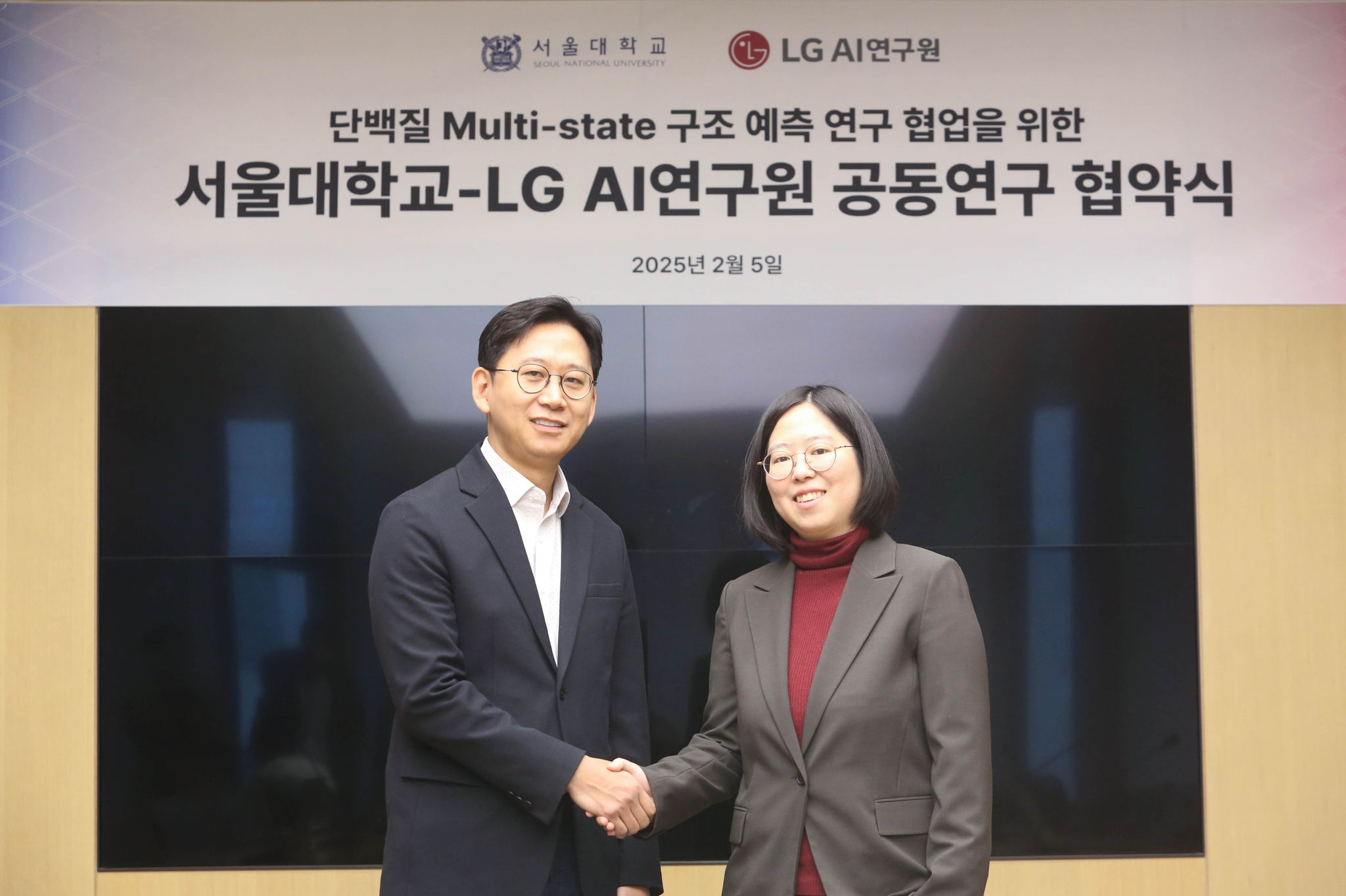 LG AI Research President Bae Kyung-hoon, left, and Seoul National University Professor Baek Min-kyung take a commemorative photo after signing a joint agreement at the LG Science Park in western Seoul on Feb. 5. [LG]