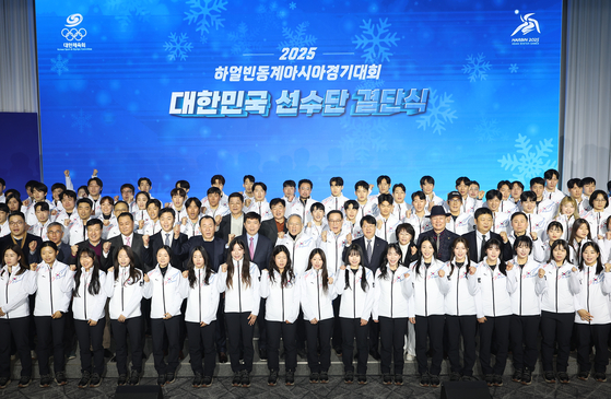 Team Korea poses for a photo during a launch ceremony for the Asian Winter Games Harbin at Seoul Olympic Parktel in southern Seoul on Jan. 24. [YONHAP] 