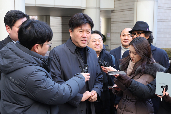 Kim Yong, a former deputy head of the Democratic Party-affiliated think tank Institute for Democracy, center, attends a court ruling at the Seoul High Court in Seocho District, western Seoul, on Feb. 6. [NEWS1]