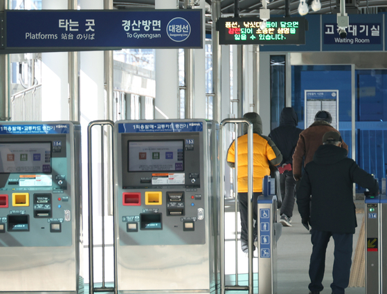 A passenger pays the fare to enter the Daegyeong Line at Daegu Station with a transportation card on Feb. 5. [YONHAP]