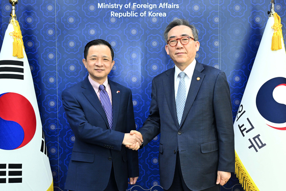 Foreign Minister Cho Tae-yul, right, poses with Chinese Ambassador to South Korea Dai Bing ahead of their meeting at the Foreign Ministry in Seoul on Feb. 6. [MINISTRY OF FOREIGN AFFAIRS]