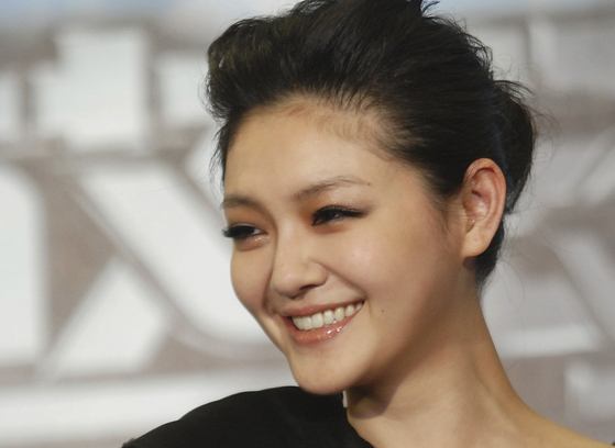 Taiwanese actor Barbie Hsu smiles during an event to promote her new film ″Future X-Cops″ (2010) on March 29, 2010, in Taipei, Taiwan. [AP/ YONHAP]
