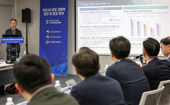 A roundtable to collect insights on advancing domestic AI industry took place at the office of the National Artificial Intelligence Committee in central Seoul on Feb. 6 following the release of Chinese startup DeepSeek's latest reasoning model. Korean experts called for the establishment of a special task force to deliver “unprecedented” government support to designated AI companies. [NEWS1] 