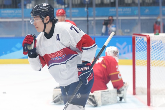 Korea's Lee Chong-min, front, celebrates during the Asian Winter Games hockey game against China at Harbin Ice Hockey Arena in Harbin, China on Feb. 4. [NEWS1] 