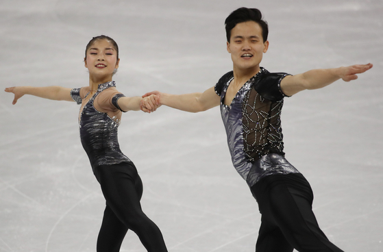 The North Korean figure skating pairs team of Ryom Tae-ok and Kim Ju-sik perform during the 2018 PyeongChang Winter Olympics in South Korea on Feb. 14, 2018. [YONHAP]