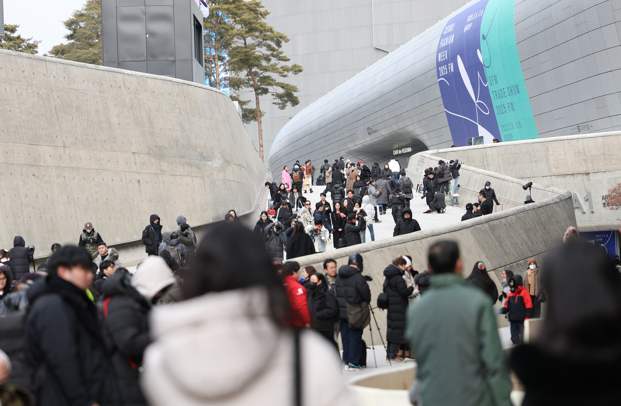 Dongdaemun Design Plaza in Jung District, central Seoul, is crowded with people on Feb. 6 during Seoul Fashion Week 2025 Fall/Winter, which will run through Sunday. [NEWS1]