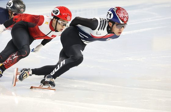 Korean short track speed skater Park Ji-won, right, skates during the men's 1500-meter quarterfinals at the Asian Winter Games Harbin at Heilongjiang Ice Events Training Centre Multifunctional Hall in Harbin, China on Feb. 7. [YONHAP]