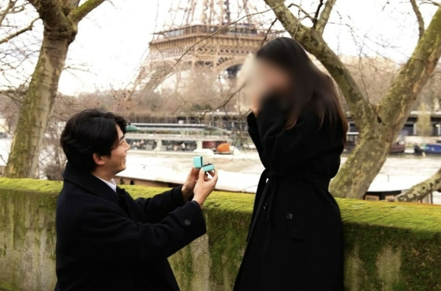 Singer and actor Ok Taec-yeon is seen presenting his girlfriend with a ring on her birthday. [SCREEN CAPTURE]