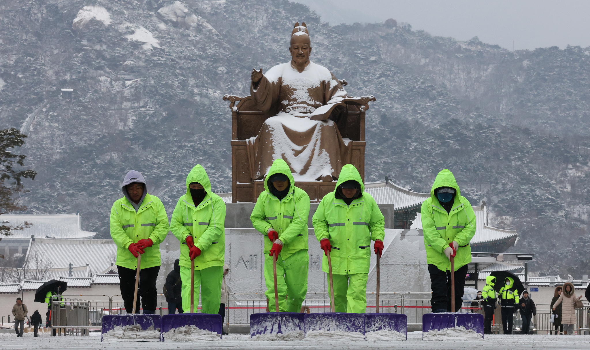 Officials clearing away snow in Gwanghwamun Square in Jongno District, central Seoul, on Feb. 7. [NEWS] 