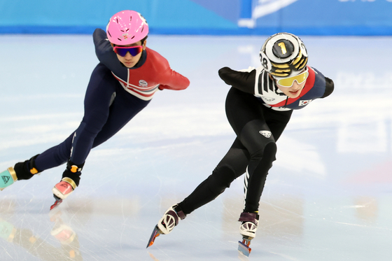 Korean short track speed skater Kim Gil-li, right, skates during the women's 1500-meter quarterfinals at the Asian Winter Games Harbin at Heilongjiang Ice Events Training Centre Multifunctional Hall in Harbin, China on Feb. 7. [NEWS1] 