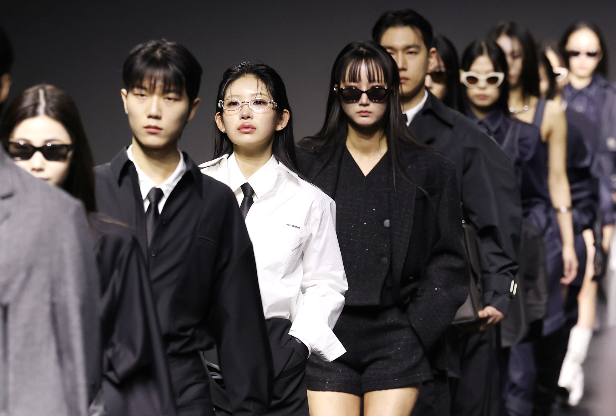 Choi Jun-hee, third from left, the daughter of late actor Choi Jin-sil, walks the runway for fashion brand Daily Mirror during Seoul Fashion Week 2025 Fall/Winter at Dongdaemun Design Plaza in Jung District, central Seoul, on Feb. 7. [NEWS1]
