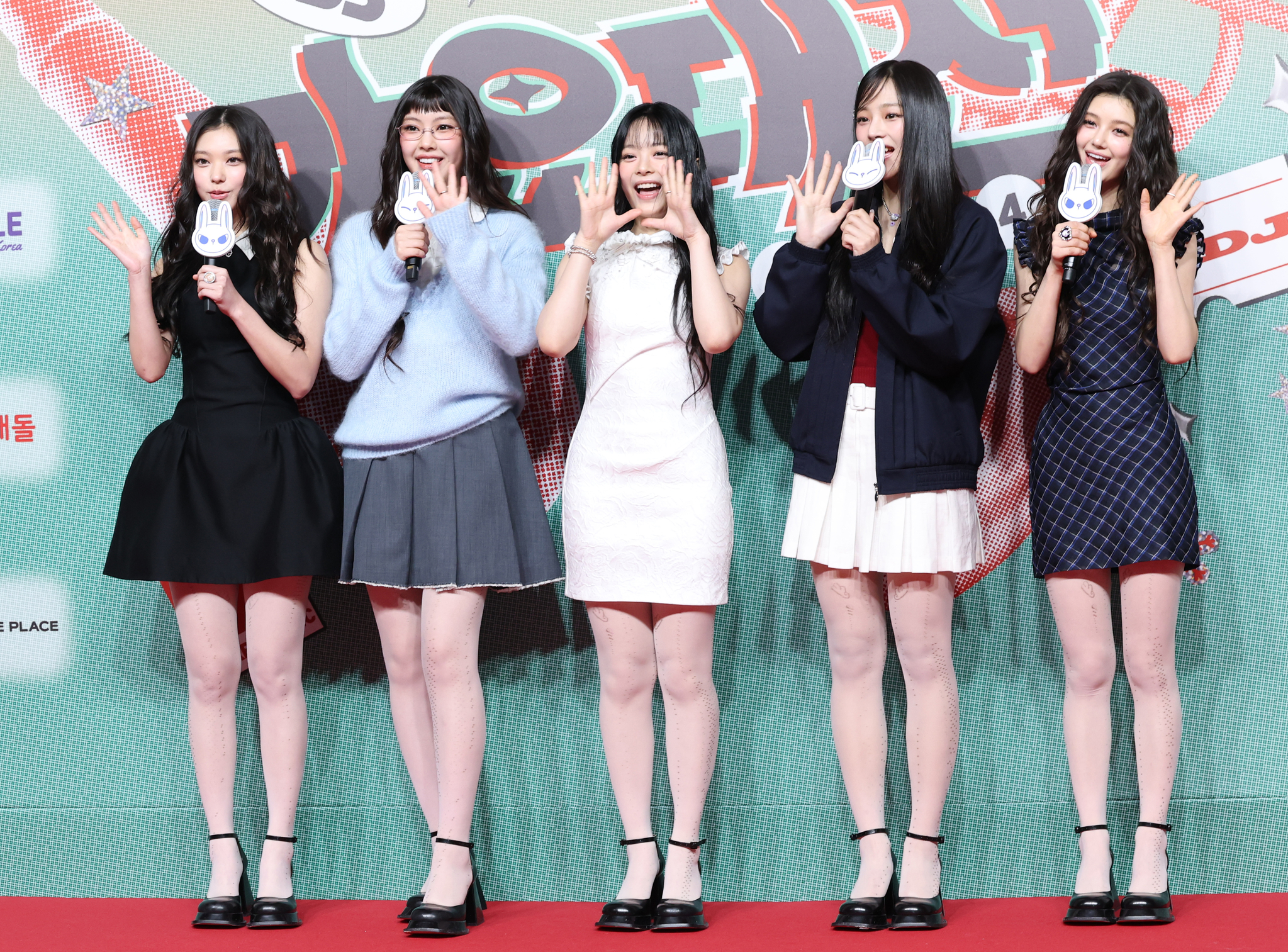 NewJeans members pose for photos at “SBS Gayo Daejeon″ at the Inspire Arena in Incheon on Dec. 25. [NEWS1]
