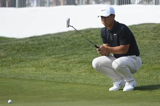 Tom Kim lines up a putt at the fourth green during the second round of Phoenix Open golf tournament at the TPC Scottsdale, on Feb. 7 in Scottsdale, Arizona. [AP/YONHAP] 