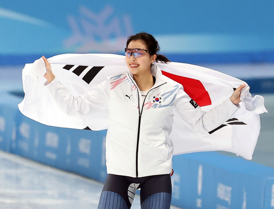 Lee Na-hyun celebrates winning the gold medal in the women's 100-meter speed skating race at the Asian Winter Games in Harbin, China, on Feb. 8. [YONHAP]