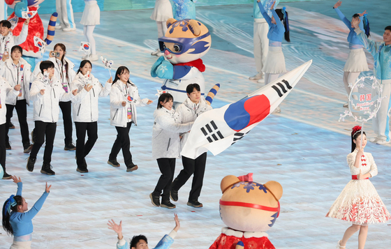 Team Korea enters Harbin International Convention Exhibition and Sports Center in Harbin, China during the Asian Winter Games ceremony on Feb. 7. [YONHAP] 
