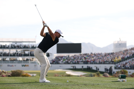 Tom Kim plays his shot from the 16th tee during the second round of the WM Phoenix Open 2025 at TPC Scottsdale on Feb. 7 in Scottsdale, Arizona. [AFP/YONHAP]