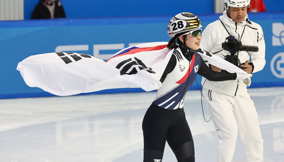 Kim Gil-li is celebrates after winning the gold medal in the women's 1,500m short track final at the Asian Winter Games in Harbin, China on Feb. 8. [YONHAP]