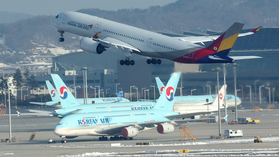 Korean Air and Asiana Airlines' planes are stationed at Incheon International Airport. [NEWS1] 