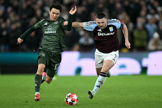 Celtic winger Yang Hyun-jun, left, vies for the ball during the Champions League match against Aston Villa at Villa Park in Birmingham, England on Jan. 30. [AFP/YONHAP] 