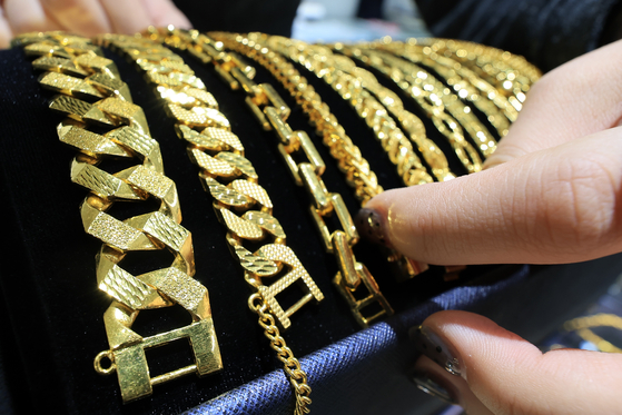 A merchant arranges gold products at a store in Jongno District, central Seoul, on Feb. 9. [YONHAP]