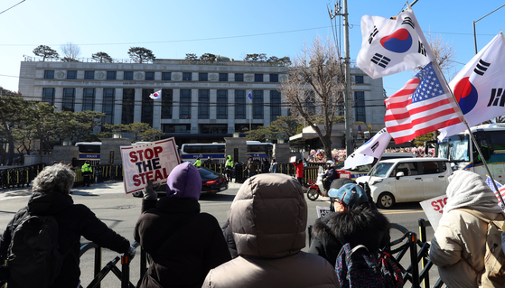Supporters of President Yoon Suk Yeol rally against his impeachment outside the Constitutional Court in Jongno District, central Seoul, on Feb. 3. [NEWS1] 