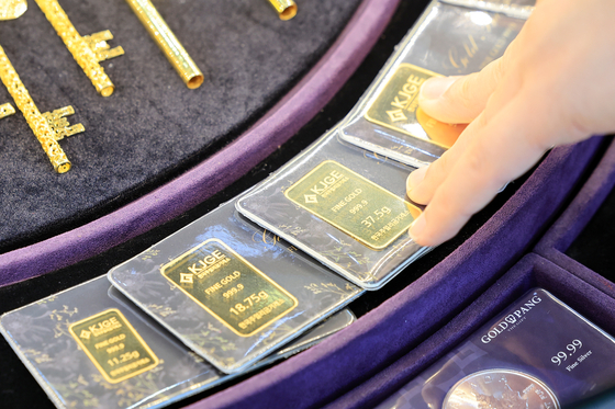 A merchant arranges gold products at a store in Jongno District, central Seoul, on Feb. 9. [YONHAP]