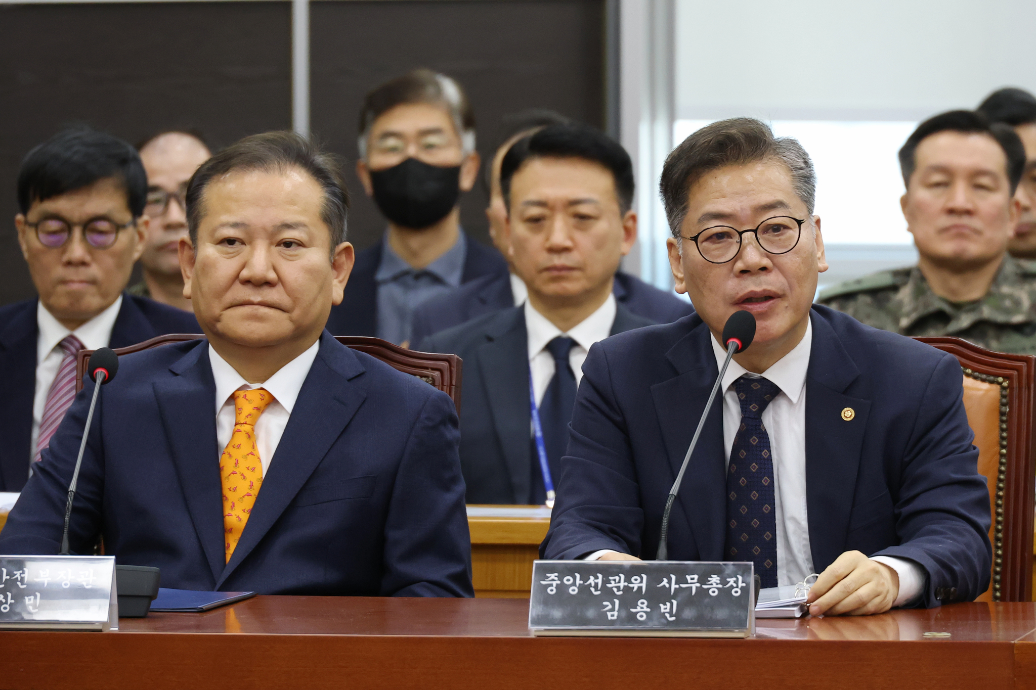 Former Interior Minister Lee Sang-min, left, and National Election Commission Secretary General Kim Yong-bin attend a hearing at the National Assembly in Yeouido, western Seoul, on Feb. 4. Both are due to appear as witnesses during the seventh hearing of President Yoon Suk Yeol's impeachment trial at the Constitutional Court on Feb. 11. [NEWS11] 