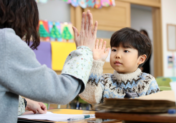 A boy meets his teacher for the first time on Jan. 2 at an elementary school in Daegu. [NEWS1]