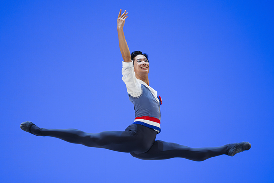 Park Youn-jae performs his classical variation during the final of the 53rd Prix de Lausanne in Lausanne, Switzerland, on Feb. 8. [EPA/YONHAP]