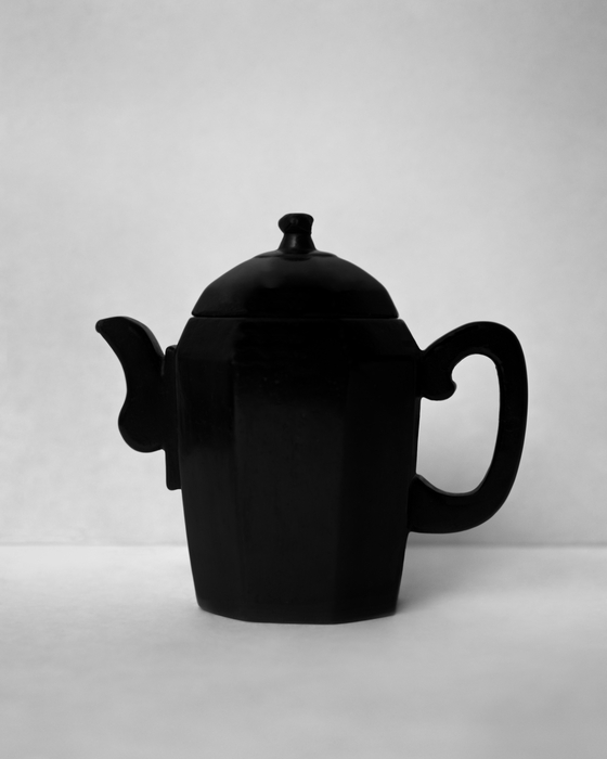 A photograph of a gobdol (a type of smooth mineral with an oily gloss used to make ceramics) kettle taken by Koo Bohnchang [KOO BOHNCHANG]