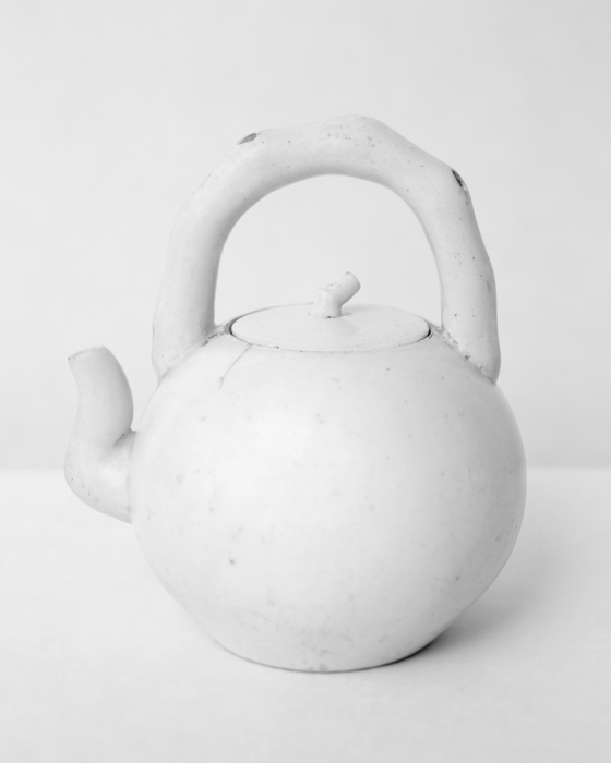 A photograph of a white porcelain kettle taken by Koo Bohnchang [KOO BOHNCHANG]