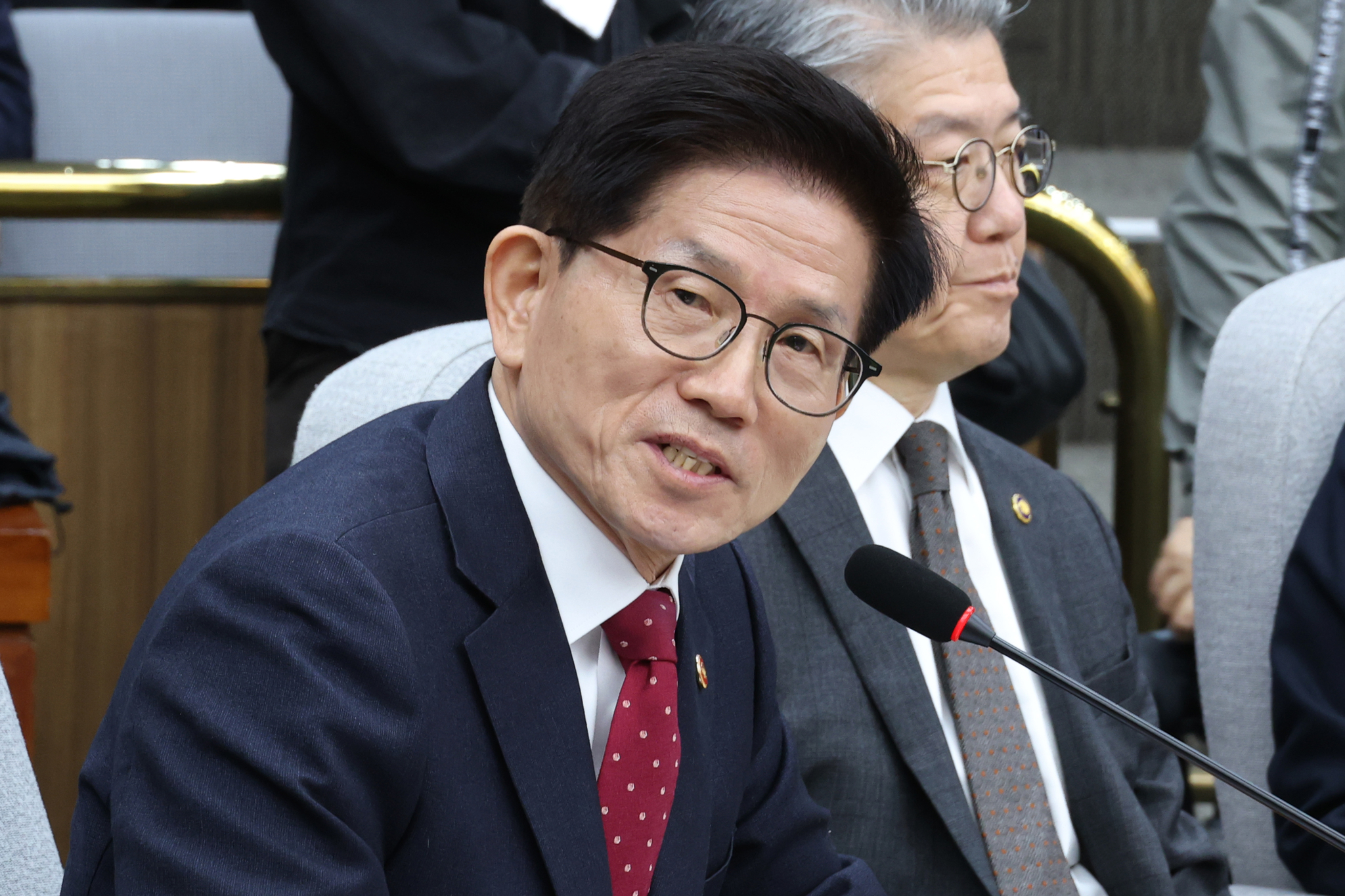 Labor Minister Kim Moon-soo speaks during a meeting at the National Assembly in Yeouido, western Seoul, on Feb. 10. [NEWS1]