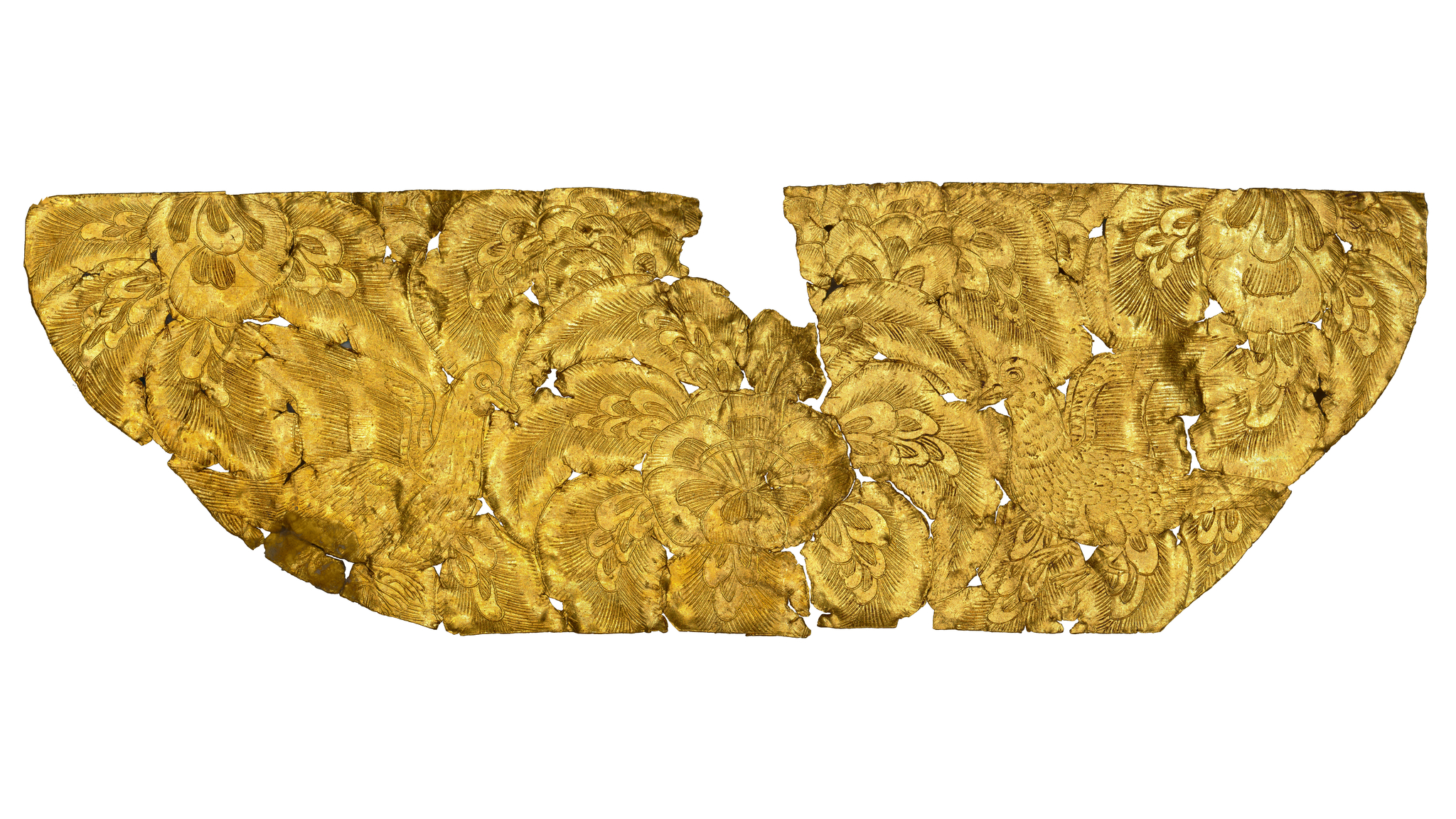 A small piece of pure gold that measures 3.6 by 1.17 centimeters (0.11 by 0.038 foot), which was discovered at an excavation site of the Donggung Palace. It used to be a royal site during the Unified Silla period (668-935) in North Gyeongsang. Two birds and flowers are intricately engraved on this piece. [KOREA HERITAGE SERVICE]