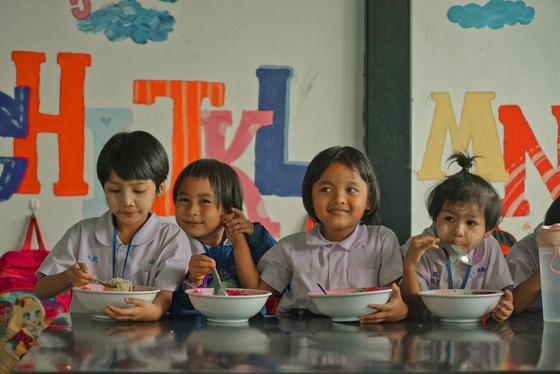 Thai children eat food provided by Global Civic Sharing. The support was provided between 2023 and last year. [GLOBAL CIVIC SHARING]
