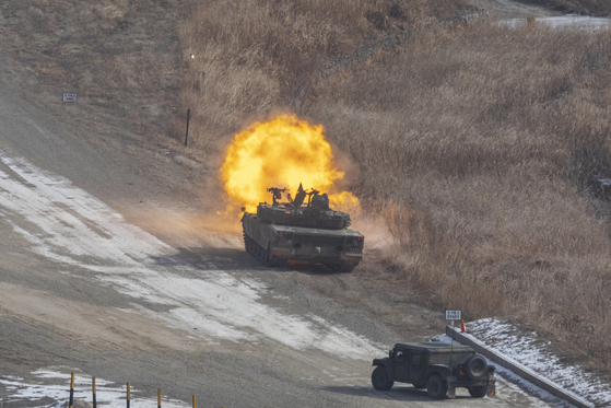 A South Korean K1A2 tank fires a round during live-fire drills at the Rodriguez Live Fire Complex in Pocheon, Gyeonggi, on Feb. 10. [YONHAP] 