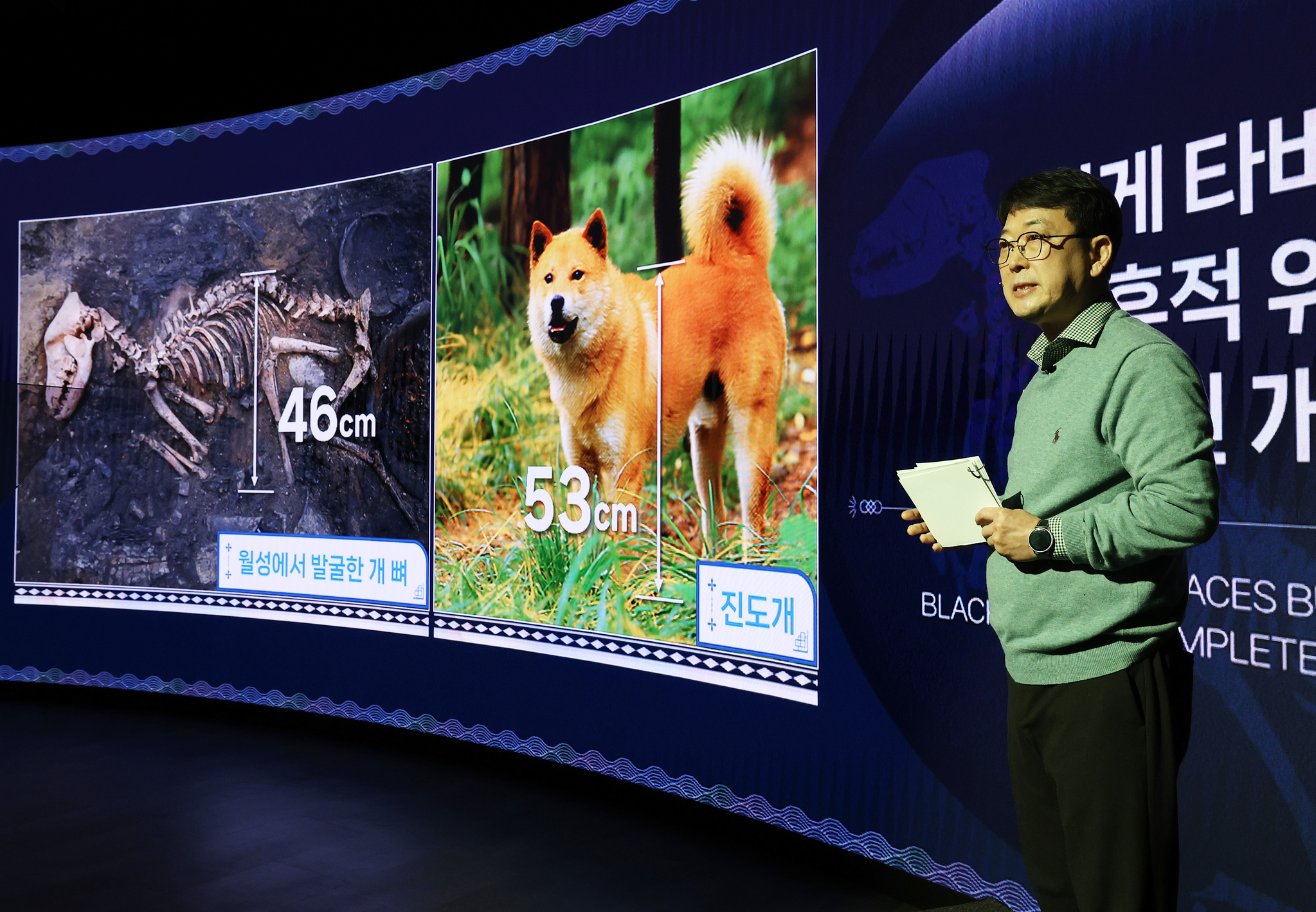Choi Eung-chon, head of Korea Heritage Service, briefs local reporters on the new findings from its decade-long excavation project on Silla palace site known as Wolseong, located in Gyeongju, North Gyeongsang, on Feb. 6 at COEX, southern Seoul. [NEWS1] 