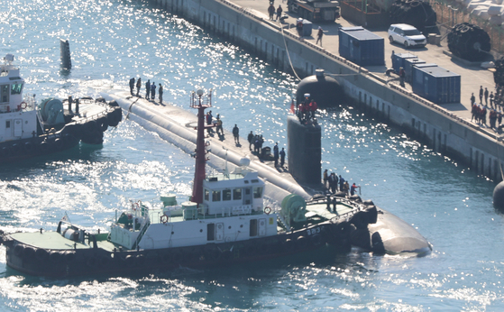 The USS Alexandria, a Los Angeles-class attack submarine, arrives at a naval base in Busan on Feb. 10. [YONHAP] 