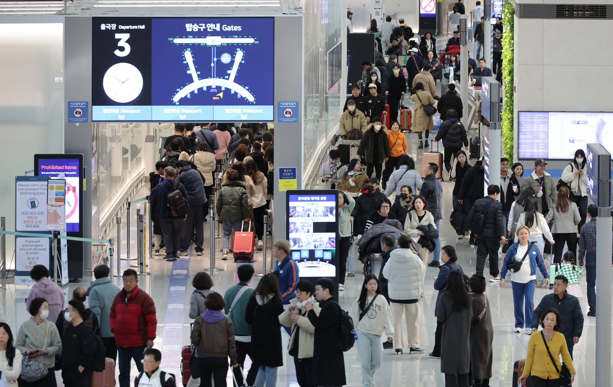 Incheon International Airport is crowded with people on Jan. 26. [YONHAP]