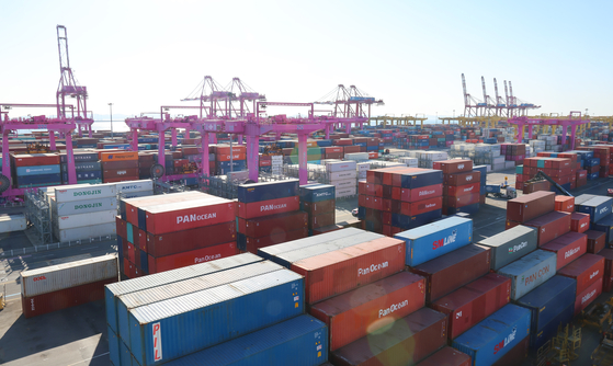 Containers are piled at a port in Incheon, just west of Seoul, on Jan. 2. [YONHAP]