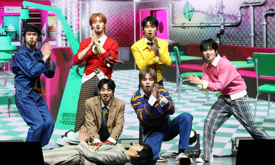 Boy band EVNNE performs its new song during a showcase held on Feb. 10 at the Yes24 Live Hall music venue in eastern Seoul for the release of its fourth EP "Hot Mess." [NEWS1]