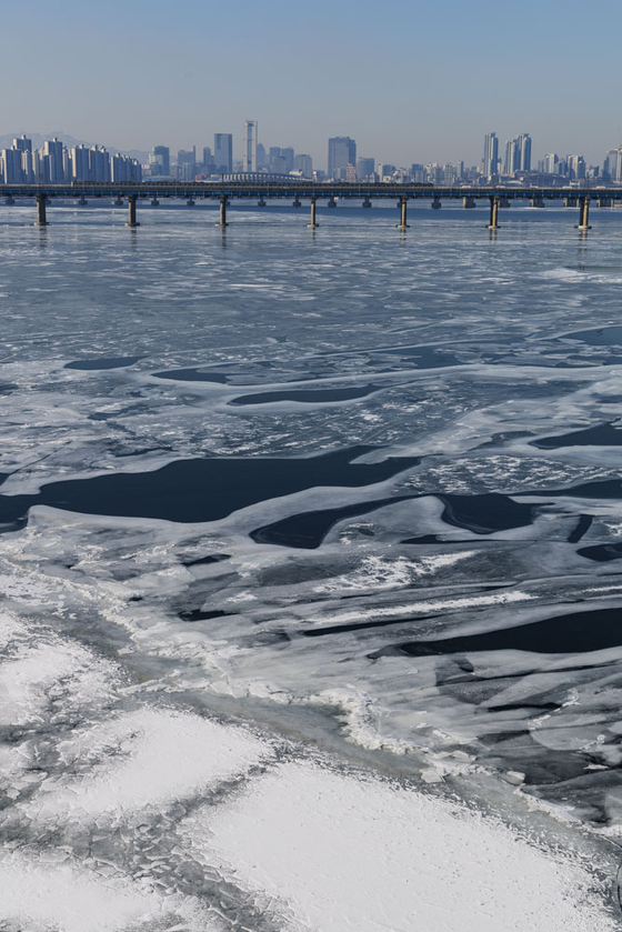 Ice sheets cover the surface of the Han River in southern Seoul on Feb. 9 as temperatures dip below freezing point. [YONHAP] 